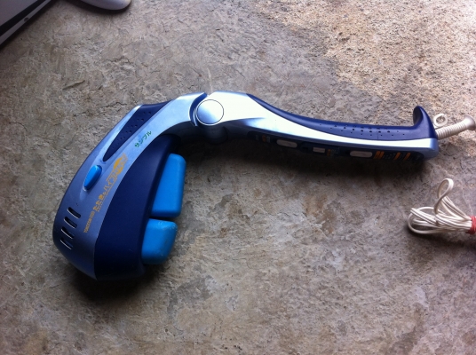 เครื่องนวด ยี่ห้อ omron เป็นเครื่องนวดแบบทุบตามจุดต่างๆของร่างกาย มีปุ่มนวดทุบสองอันเลือกได้