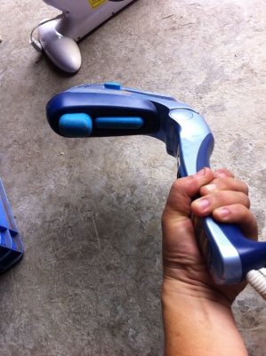 เครื่องนวด ยี่ห้อ omron เป็นเครื่องนวดแบบทุบตามจุดต่างๆของร่างกาย มีปุ่มนวดทุบสองอันเลือกได้