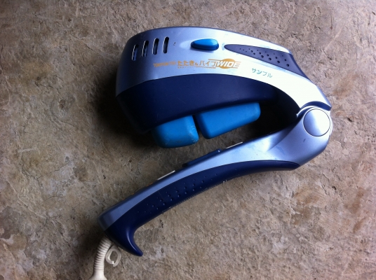 เครื่องนวด ยี่ห้อ omron เป็นเครื่องนวดแบบทุบตามจุดต่างๆของร่างกาย มีปุ่มนวดทุบสองอันเลือกได้