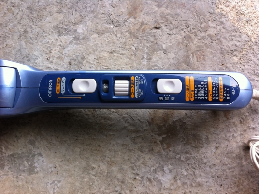 เครื่องนวด ยี่ห้อ omron เป็นเครื่องนวดแบบทุบตามจุดต่างๆของร่างกาย มีปุ่มนวดทุบสองอันเลือกได้