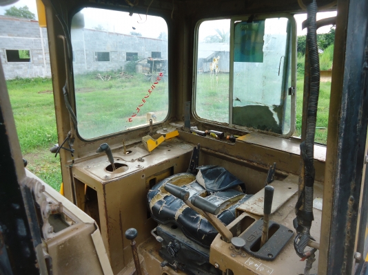 ขายด่วนรถแทรกเตอร์ตีนเป็ดCAT-D5Hชีลีทูมีใบอินวอยจดแจ้ง