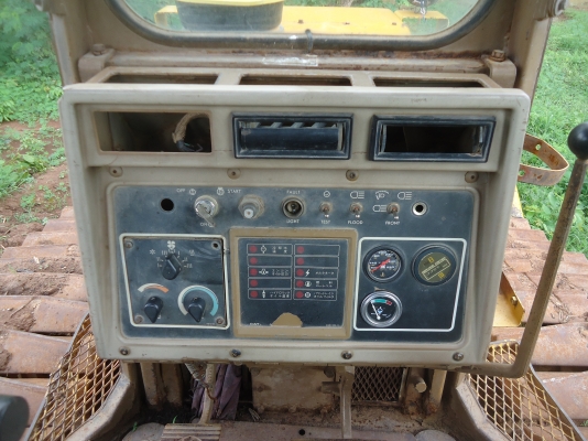 ขายด่วนรถแทรกเตอร์ตีนเป็ดCAT-D5Hชีลีทูมีใบอินวอยจดแจ้ง