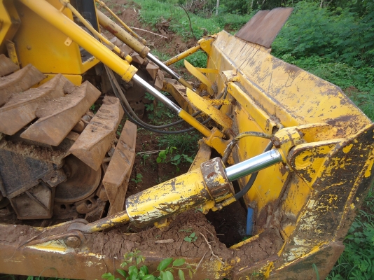 ขายด่วนรถแทรกเตอร์ตีนเป็ดCAT-D5Hชีลีทูมีใบอินวอยจดแจ้ง