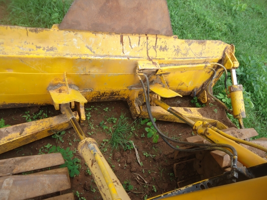 ขายด่วนรถแทรกเตอร์ตีนเป็ดCAT-D5Hชีลีทูมีใบอินวอยจดแจ้ง