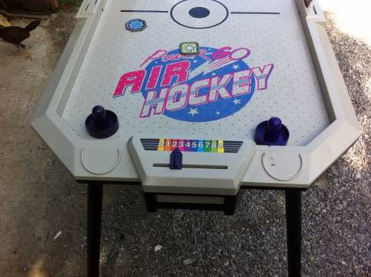 เครื่องเล่น AIR HOCKEY เป็นแบบที่มีลมเป่าช่วยจากด้านล่างขึ้นมาดันแผ่นที่จะตีจากผู้เล่นทั้งสองฝั่ง