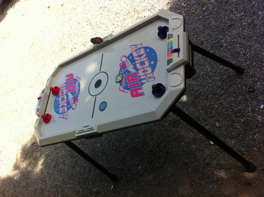 เครื่องเล่น AIR HOCKEY เป็นแบบที่มีลมเป่าช่วยจากด้านล่างขึ้นมาดันแผ่นที่จะตีจากผู้เล่นทั้งสองฝั่ง