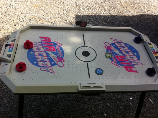 เครื่องเล่น AIR HOCKEY เป็นแบบที่มีลมเป่าช่วยจากด้านล่างขึ้นมาดันแผ่นที่จะตีจากผู้เล่นทั้งสองฝั่ง