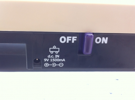 เครื่องเล่น AIR HOCKEY เป็นแบบที่มีลมเป่าช่วยจากด้านล่างขึ้นมาดันแผ่นที่จะตีจากผู้เล่นทั้งสองฝั่ง