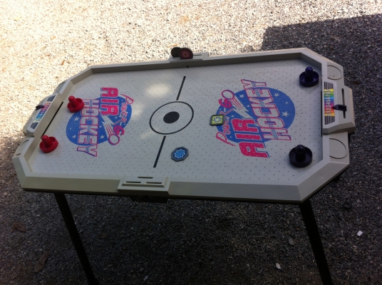 เครื่องเล่น AIR HOCKEY เป็นแบบที่มีลมเป่าช่วยจากด้านล่างขึ้นมาดันแผ่นที่จะตีจากผู้เล่นทั้งสองฝั่ง