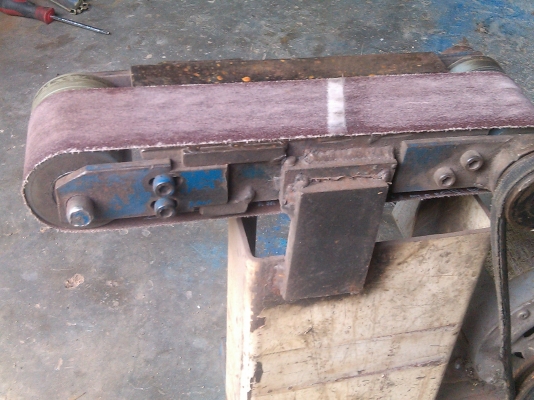 เครื่องขัดกระดาษทรายตั้งพื้นประกอบและทำเองตามสั่ง ใช้ขัดแต่งเจียร์ชิ้นงานได้ดี แข็งแรงทนทาน