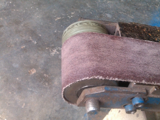 เครื่องขัดกระดาษทรายตั้งพื้นประกอบและทำเองตามสั่ง ใช้ขัดแต่งเจียร์ชิ้นงานได้ดี แข็งแรงทนทาน