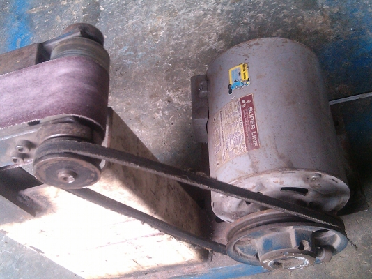 เครื่องขัดกระดาษทรายตั้งพื้นประกอบและทำเองตามสั่ง ใช้ขัดแต่งเจียร์ชิ้นงานได้ดี แข็งแรงทนทาน