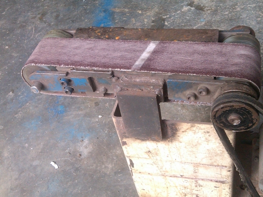 เครื่องขัดกระดาษทรายตั้งพื้นประกอบและทำเองตามสั่ง ใช้ขัดแต่งเจียร์ชิ้นงานได้ดี แข็งแรงทนทาน