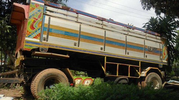 **ขายแล้วครับขอบคุณ Truck2hand ขายลูกพ่วง2คานดั้มเนียม "ส.มณีการช่าง" ยาว6.0ม.ช่วงล่างแน่น คัสซีสวยเดิม ไม่ปะไม่ดาม กระบะดั้มเนียมสภาพดี พื้นดีข้างดี ไม่ผุไม่โก่ง ยางดี7เส้นพอใช้2เส้น ดั้มดี ไม่ยุบ ทรงยังสวย สีสันยังดูดี รถใช้งานวิ่งงานอยู่ปกติ