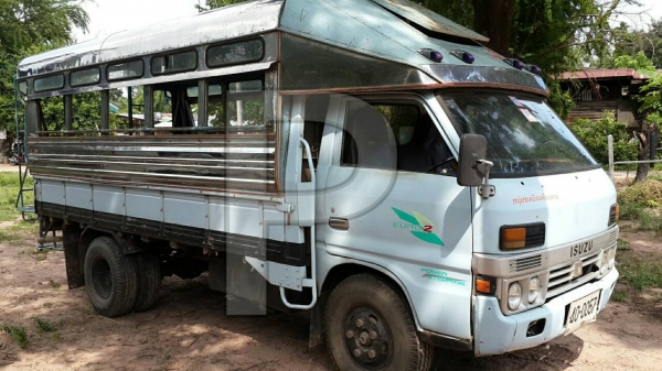 ขาย6ล้อหลังคาโดยสาร อีซูซุ110แรง เครื่องดี หลังคาแสตนเลส แชชซีสวย เอกสารพร้อมโอน  สภาพเดิม ทะเบียนเต็ม