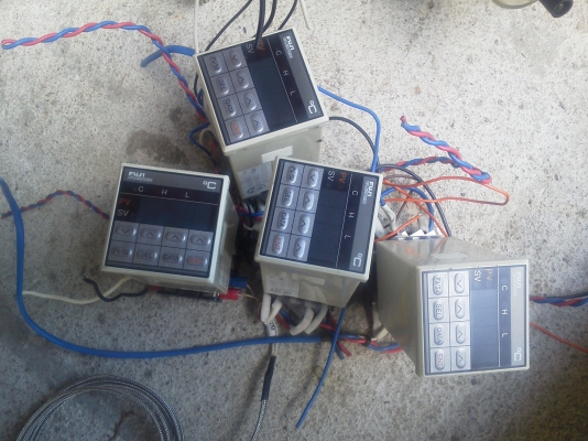 เครื่องวัดแสดงและควบคุมอุณหภูมิ FUJI ผลิต ญี่ปุ่น ใช้ไฟได้ตั้งแต่ 85 - 265 V. ควมคุมอุณหภูมิไม่ให้เกินจากที่ตั้งไว้