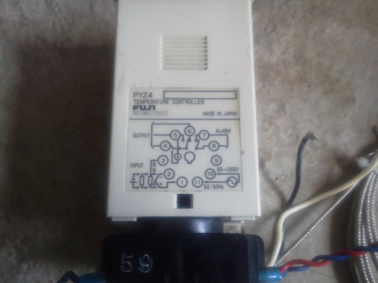 เครื่องวัดแสดงและควบคุมอุณหภูมิ FUJI ผลิต ญี่ปุ่น ใช้ไฟได้ตั้งแต่ 85 - 265 V. ควมคุมอุณหภูมิไม่ให้เกินจากที่ตั้งไว้