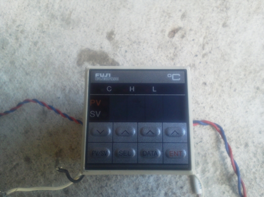 เครื่องวัดแสดงและควบคุมอุณหภูมิ FUJI ผลิต ญี่ปุ่น ใช้ไฟได้ตั้งแต่ 85 - 265 V. ควมคุมอุณหภูมิไม่ให้เกินจากที่ตั้งไว้