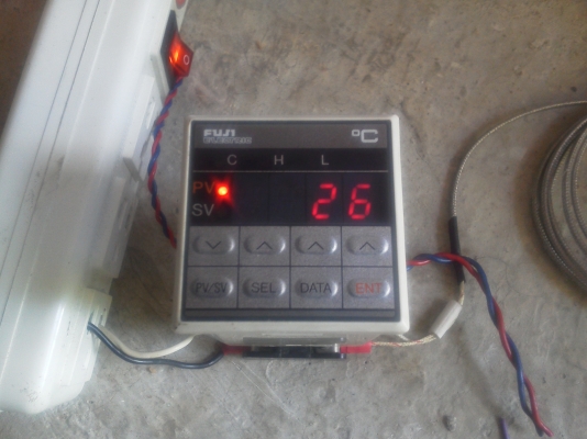 เครื่องวัดแสดงและควบคุมอุณหภูมิ FUJI ผลิต ญี่ปุ่น ใช้ไฟได้ตั้งแต่ 85 - 265 V. ควมคุมอุณหภูมิไม่ให้เกินจากที่ตั้งไว้