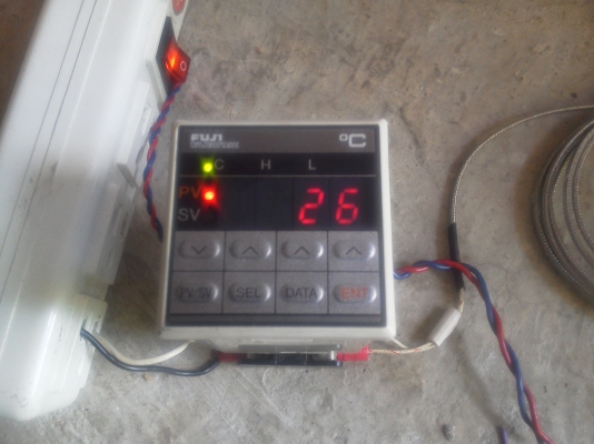 เครื่องวัดแสดงและควบคุมอุณหภูมิ FUJI ผลิต ญี่ปุ่น ใช้ไฟได้ตั้งแต่ 85 - 265 V. ควมคุมอุณหภูมิไม่ให้เกินจากที่ตั้งไว้