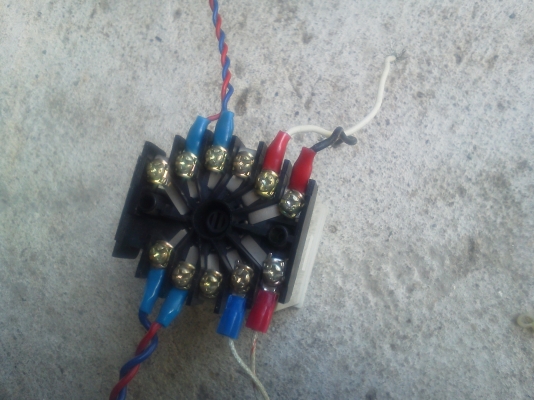 เครื่องวัดแสดงและควบคุมอุณหภูมิ FUJI ผลิต ญี่ปุ่น ใช้ไฟได้ตั้งแต่ 85 - 265 V. ควมคุมอุณหภูมิไม่ให้เกินจากที่ตั้งไว้