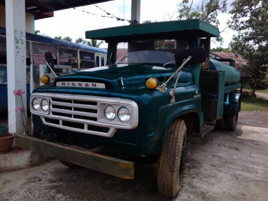 **175,000 บ.ต่อรอง**ขาย6ล้อหัวยาวบรรทุกน้ำ NISSAN เครื่องยนต์เบนซิน 6สูบ เครื่องดี สตาร์ทติดง่าย แน่นดี แรง เกียรืดีไม่หลุด ช่วงล่างเดิม คัสซีสวย เดิมๆ ไม่ปะไม่ดาม พร้อมถังบรรจุน้ำ ขนาดประมาณ6,000 ลิตร สภาพสวย หนา ไม่ผุ อุปกรณ์ ครบ สภาพพร้อมใช้งาน หัวเก๋ง