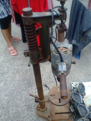 แท่นสว่านโบราณมิสซูบิชิสภาพพร้อมใช้ครับเป็นเหล็กหล่อมิสซูครับโบราณมากครับพร้อมใช้สูงประมาณ 1 เมตรครับน่าเก็บครับราคานี้