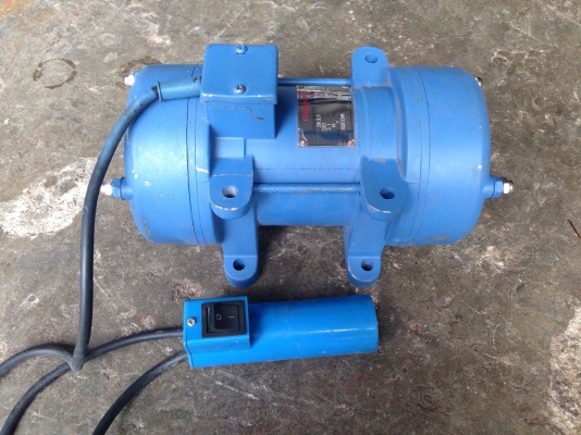 ขายมอเตอร์สั่น-เขย่า Crompton 1 HP. 220V ไฟบ้าน มีสวิทย์ ปิด-เปิด ในตัว สภาพของใหม่ไม่เคยใช้งาน วิ่งนิ่ม สั่นแรงดีครับ