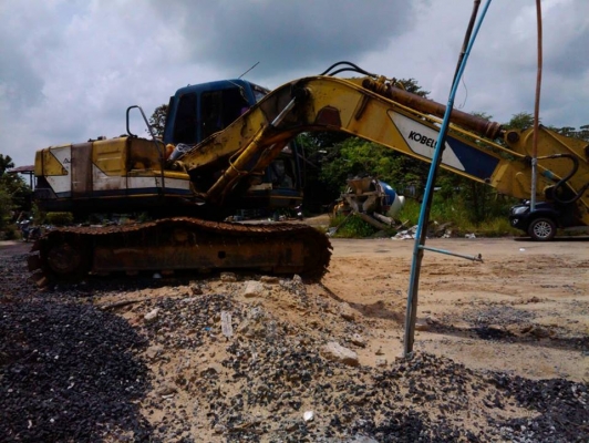 **530,000 บ.ต่อรอง**ขายแบคโฮ KOBELCO MARK3 SK100 เครื่องเดิมปั้มเดิม ไฟฟ้าตัด เครื่องดี แน่นดี ปั้มดี ทำงานดี เร็วดี บูมอาร์มไม่สวย มีปะ เอวดีแน่นดี ช่วงล่าง70\% โซ่ดี แทร็กพอใช้ ครบ เฟรมดีไม่ผุ โรลเลอร์ดี สป็อคเก็ตยังได้ บุ้งกี๋พอใช้ มีผุ บอดี้เดิม สีสันเ
