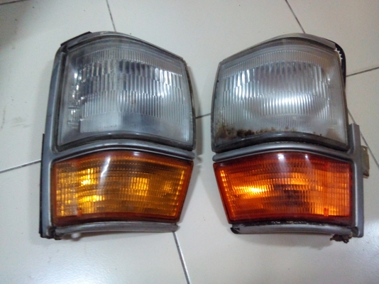 ขายไฟมุมรถตู้โตโยต้าไฮเอท 1คู่ 500บาท