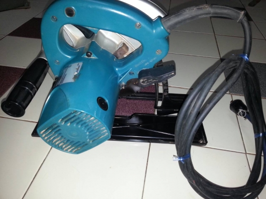 ขายเลื่อยวงเดือนไฟฟ้าผ่าไม้ขนาด9นิ้วยี่ห้อMakitaรุ่น5900Bสภาพดีมากๆครับ