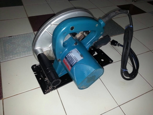 ขายเลื่อยวงเดือนไฟฟ้าผ่าไม้ขนาด9นิ้วยี่ห้อMakitaรุ่น5900Bสภาพดีมากๆครับ