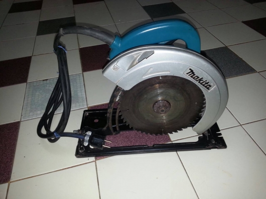 ขายเลื่อยวงเดือนไฟฟ้าผ่าไม้ขนาด9นิ้วยี่ห้อMakitaรุ่น5900Bสภาพดีมากๆครับ
