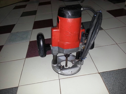 ขายเครื่องเราเตอร์เซาะร่องยี่ห้อMaktecรุ่นMT360(1,650W)พร้อมใช้งานครับ