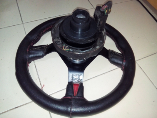 พวงมาลัยซิ่งพร้อมคอถอดได้ 1,000 .นิสสัน