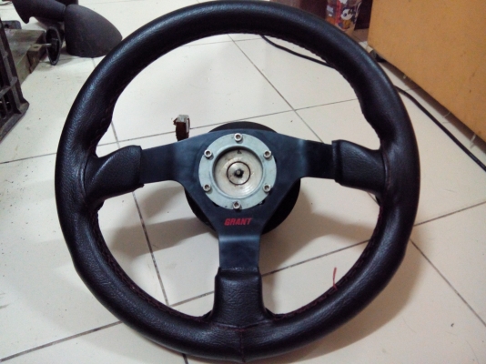 พวงมาลัยซิ่งพร้อมคอถอดได้ 1,000 .นิสสัน