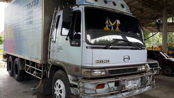 10ล้อตู้เปียก220แรงFL1J รถสวยดี พร้อมใช้...เครื่องสวย คัสซีสวย เล่มพร้อม..