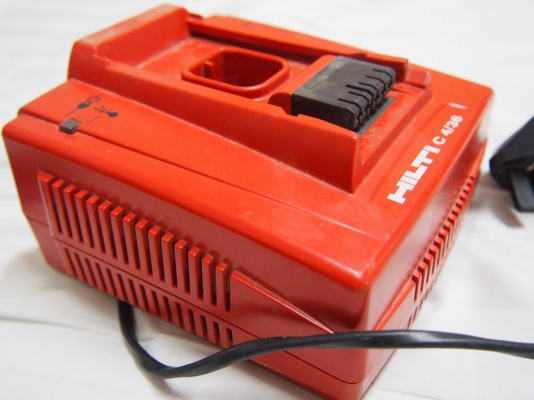 ชุดสว่านไร้สาย Hilti 21.6V มีสว่านกับสว่านไขควงกระแทกแบ็ตลิเทียม2ก้อนและกล่องพลาสติค