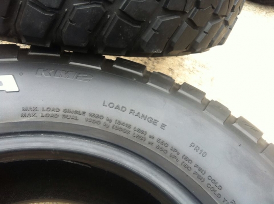 ขายยาง BF Goodrich Mud-Terrain KM2 265 75 r16 ปี4011