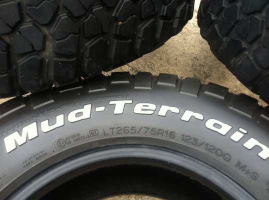 ขายยาง BF Goodrich Mud-Terrain KM2 265 75 r16 ปี4011
