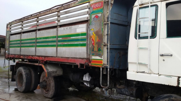 -มิตซูดั้มเพลาเดียว.กะบะเนียม.ไม่มีเครื่องเกียร์อย่างอื่นครบ.ขายตามสภาพครับ-มัดจำแล้วครับ-