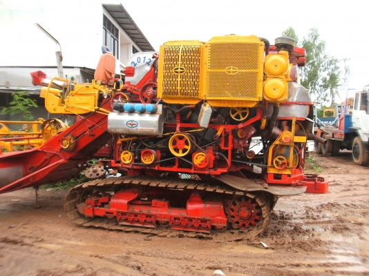 ขายรถเกี่ยวข้าวศักดิ์พัฒนา KM 49 แท้โรงงานเดิมๆ อุ้ม 2.5 ตัน ตัวเดิน 12HT ปั้มไดกินส์ เบอร์ 23