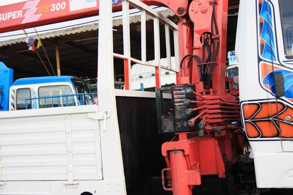 ขาย 6 ล้อกลางติดเครน 3 ตัน 4 ปลอก กระบะยาว 5.30 เมตร