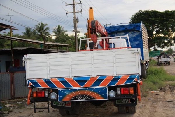 ขาย 6 ล้อกลางติดเครน 3 ตัน 4 ปลอก กระบะยาว 5.30 เมตร