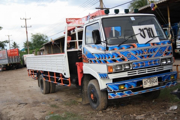 ขาย 6 ล้อกลางติดเครน 3 ตัน 4 ปลอก กระบะยาว 5.30 เมตร