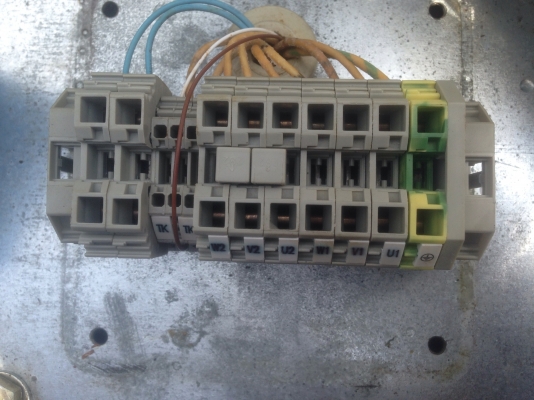 ขายปั้มน้ำมันไฮโดรลิค Algi made in Italy ขนาด 3HP. 380V มอเตอร์อยู่ในถังน้ำมัน พร้อมวาล์วคอนโทรล 4 ชุดในตัว ของใหม่เก่าเก็บ ไม่เคยใช้งาน มี 4 ชุดครับ ขายปั้มน้ำมันไฮโดรลิค Algi made in Italy ขนาด 3HP. 380V มอเตอร์อยู่ในถังน้ำมัน พร้อมวาล์วคอนโทรล 4 ชุดในตัว ของใหม่เก่าเก็บ ไม่เคยใช้งาน มี 4 ชุดครับ