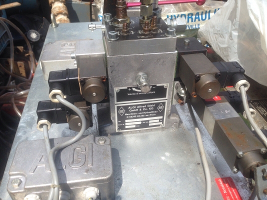 ขายปั้มน้ำมันไฮโดรลิค Algi made in Italy ขนาด 3HP. 380V มอเตอร์อยู่ในถังน้ำมัน พร้อมวาล์วคอนโทรล 4 ชุดในตัว ของใหม่เก่าเก็บ ไม่เคยใช้งาน มี 4 ชุดครับ ขายปั้มน้ำมันไฮโดรลิค Algi made in Italy ขนาด 3HP. 380V มอเตอร์อยู่ในถังน้ำมัน พร้อมวาล์วคอนโทรล 4 ชุดในตัว ของใหม่เก่าเก็บ ไม่เคยใช้งาน มี 4 ชุดครับ