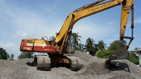 ขายKOMATSU PC200-5คอนโทรลสั้น ไฟฟ้าครบเล่มพร้อม สภาพสวยพร้อมใช้ ราคาต่อรองได้ ติดต่อได้ที่คุณ อ๊อฟ พิจิตร 086-737-9991