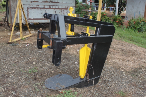 เครื่องขุดมันสำปะหลัง แบบมีเพลาปั่นหญ้า