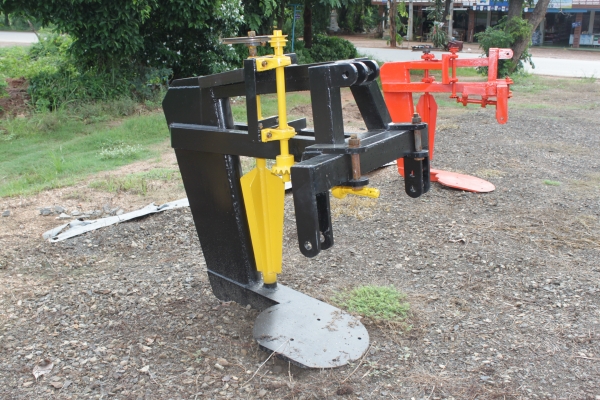 เครื่องขุดมันสำปะหลัง แบบมีเพลาปั่นหญ้า